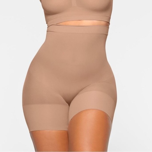 Skims Everyday Sculpt Mid Thigh Short Clay Medium - Picture 1 of 4